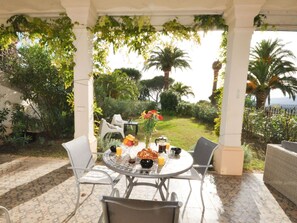 Plante, Fleur, Meubles, Propriété, Table, Chaise, Vaisselle, Arbre, Ombre, Mobilier De Jardin