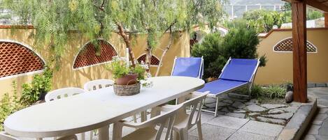 Eigentum, Haus, Grundeigentum, Gebäude, Tabelle, Tisch Im Freien, Möbel, Hinterhof, Terrasse, Zimmer