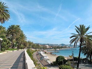 L'Eau, Ciel, Nuage, Ressources En Eau, Bleu Azur, Arbre, Paysage Naturel, Plage, Cotiers Et Relief Océaniques, Plante