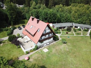 Luftaufnahme Haupthaus mit Bungalows und Wiese