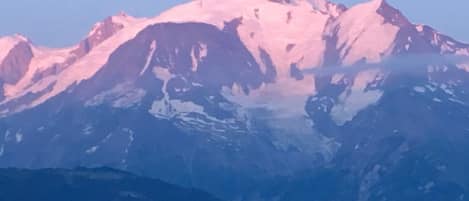 Vue sur la chaine du Mont Blanc
Des tons rosés évanescents