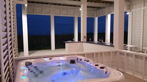 HOT TUB!!