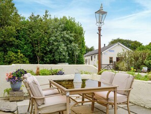 Sitting-out-area | Carter&rsquo;s Rest - Llwyn Ffynnon, Y Ff&ocirc;r, near Pwllheli