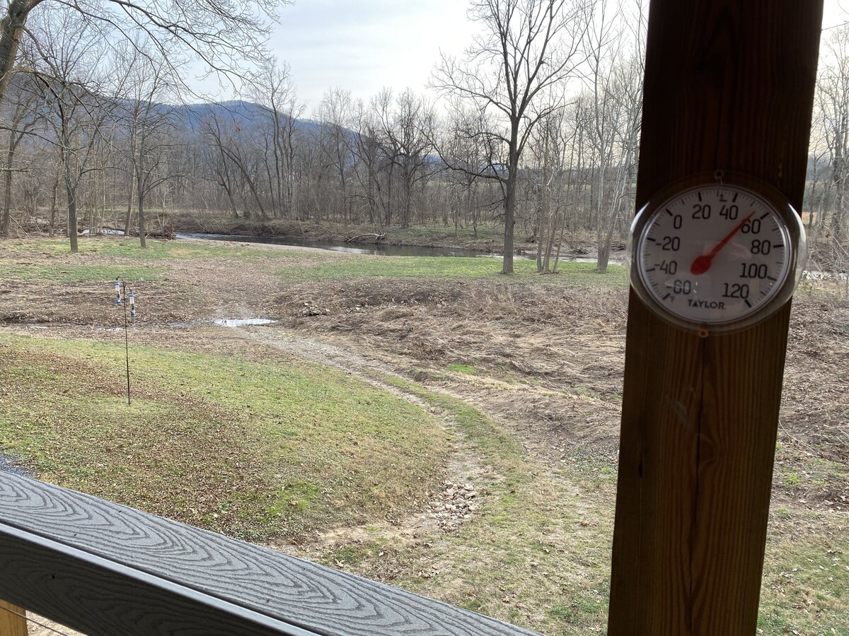 Secluded Couple’s one bedroom creek view cabin on Craigs Creek in Oriskany Va.