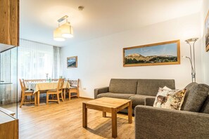 A1 Ferienwohnung Premium**** bis 2 Personen, 53qm, Terrasse, Barrierefrei-Ferienwohnanlage-Oberaudorf-2-Zimmer-Ferienwohnung-Premium-max-4-Personen-A1-Wohnzimmer-Couch-Wohn-und-Essbereich