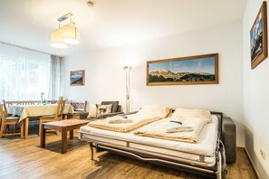 A1 Ferienwohnung Premium**** bis 2 Personen, 53qm, Terrasse, Barrierefrei-Ferienwohnanlage-Oberaudorf-2-Zimmer-Ferienwohnung-Premium-max-4-Personen-A1-Wohnzimmer-schlafen-Eckbank