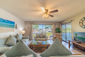 Enjoy beautiful golf & pond views just a short tram ride to the beach!