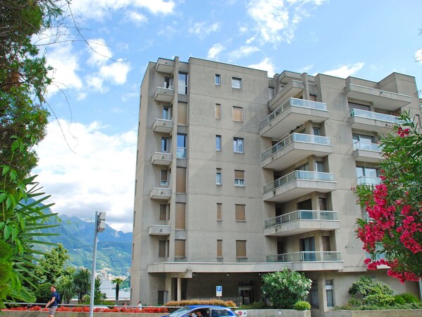 Nuage, Ciel, Bâtiment, Plante, Propriété, Fenêtre, Roue, Véhicule, Bloc Tour