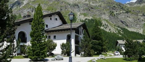 Pflanze, Berg, Himmel, Gebäude, Eigentum, Fenster, Baum, Natürliche Landschaft, Hochland, Haus