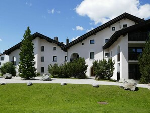 Himmel, Pflanze, Gebäude, Wolke, Fenster, Baum, Haus, Grundstueck, Gras, Urban Design