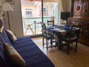 Pièce, Meubles, Propriété, Sol, Design Intérieur, Salon, Table, Dur, Bâtiment, Maison