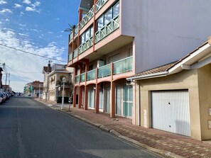 Bâtiment, Nuage, Ciel, Fenêtre, Plante, Surface De La Route, Asphalte, Bois, Design Urbain, Quartier