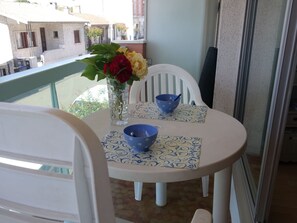 Table, Meubles, Propriété, Comptoir, Vaisselle, Cabinetry, Aliments, Plante, Fenêtre, Chaise