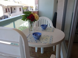 Table, Meubles, Propriété, Comptoir, Vaisselle, Cabinetry, Aliments, Plante, Fenêtre, Chaise
