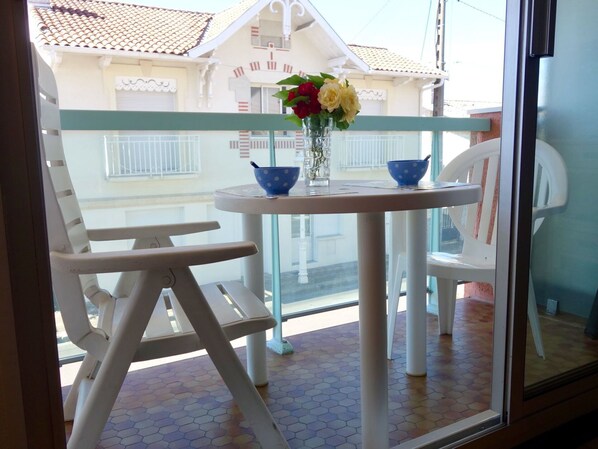 Table, Meubles, Propriété, Comptoir, Vaisselle, Cabinetry, Aliments, Plante, Fenêtre, Chaise