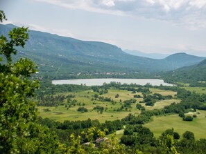 Wolke, Berg, Himmel, Wasservorräte, Wasser, Pflanze, Natürliche Landschaft, Gewässer, Grundstueck, Vegetation