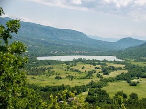 Wolke, Berg, Himmel, Wasservorräte, Wasser, Pflanze, Natürliche Landschaft, Gewässer, Grundstueck, Vegetation