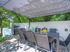 Möbel, Tabelle, Pflanze, Gebäude, Stuhl, Schatten, Gartenmöbel, Baum, Freizeit, Tisch Im Freien