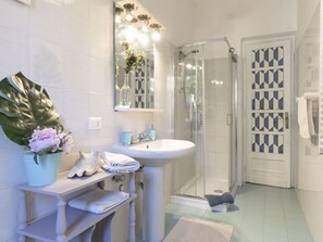 Miroir, Évier, Robinet, Luminaire Plomberie, Plante, Lavabo, Violet, Fleur, Salle De Bains, Bâtiment