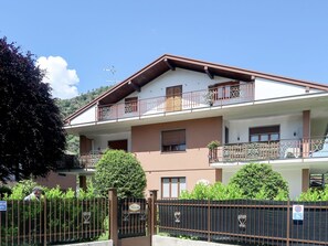 Ciel, Bâtiment, Plante, Fenêtre, Nuage, Clôture, Arbre, Lot Terre, Maison, Végétation