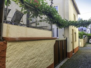 Plant, Building, Window, Azure, Sky, Road Surface, House, Urban Design, Wood, Wall