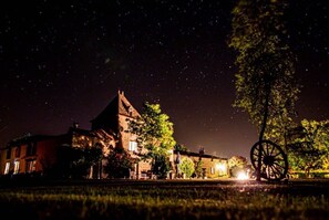 Le Pigeonnier at night