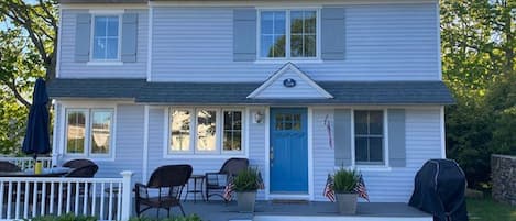 Adorable beach cottage with ocean views! Just steps away to Mothers Beach!