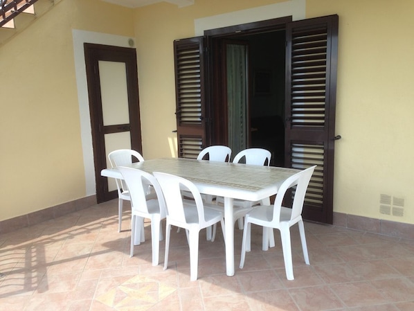 Outdoor dining
