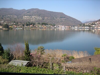 Moderno, cómodo apartamento tipo loft, justo en el lago y Monte Caslano. 