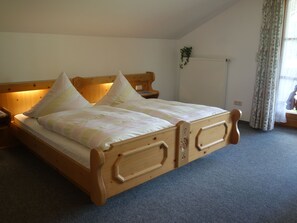 Fewo 3 große, geräumige Dachgeschoßwohnung für 4 Personen, 62 qm-Schlafzimmer