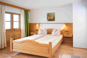Zwei-Raum-Wohnung Apfelbaum mit Dusche/WC und Balkon-Schlafzimmer im Appartement Apfelbaum