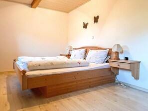Zwei-Raum-Ferienwohnung im Zuhaus, 45qm, Balkon, Kochnische-Schlafzimmer