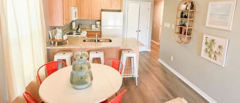 Kitchen & dining area