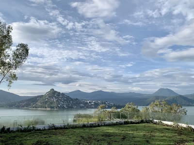 Valle de Bravo Lakefront House. Swimmingpool, Jacuzzi and waterski boat