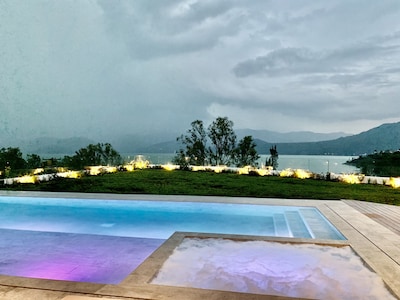 Valle de Bravo Lakefront House. Swimmingpool, Jacuzzi and waterski boat