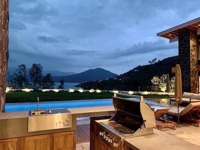 Valle de Bravo Lakefront House. Swimmingpool, Jacuzzi and waterski boat