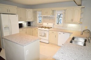 Full Kitchen - Sasson House - Niagara-on-the-Lake