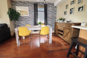 Table seats 6.  Extra stools at kitchen island for seating