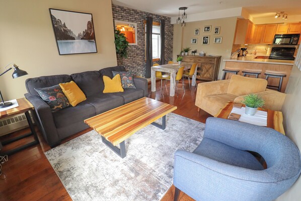 Livingroom with Queen Sofa Bed