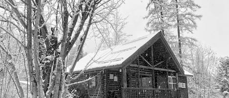 Winter Beauty. This beautiful log cabin welcomes guests all year round.