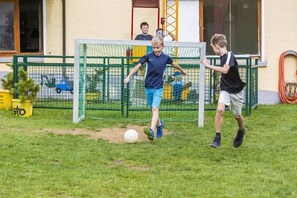 Familotel Engel, (Todtnau), LHS 00535-Fußball im Garten 2