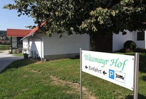 Wasmayr-Hof (Altdorf)-Einfahrt