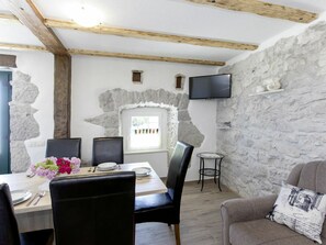 Room, Property, Interior Design, Living Room, Furniture, Building, Wall, Ceiling, House, Table