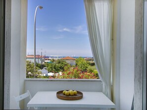 Zimmer, Eigentum, Gelb, Interior Design, Fenster, Grundeigentum, Haus, Balkon, Fensterbehandlung, Gebäude