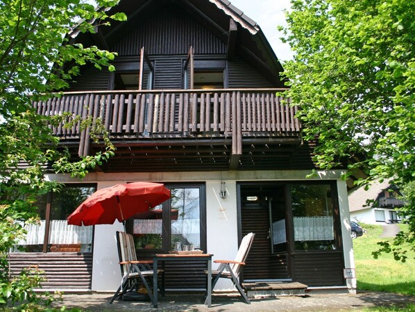 Plant, Building, Property, Window, Green, Umbrella, Tree, House, Shade, Architecture