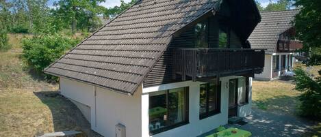 Plante, Bâtiment, Ciel, Nuage, Propriété, Fenêtre, Maison, Arbre, Bois, Extérieur Banc