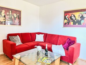 Möbel, Couch, Rot, Interior Design, Flooring, Wohnzimmer, Fussboden, Textil, Zuhause, Zimmer