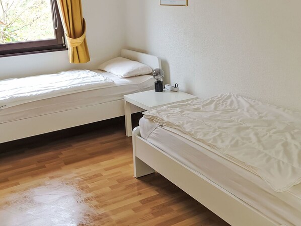 Gebäude, Möbel, Komfort, Fenster, Produkt, Holz, Bettrahmen, Haus, Interior Design, Flooring