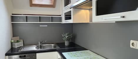 Cabinetry, Kitchen Sink, Property, Building, Countertop, Kitchen Stove, Window, Sink, Interior Design, Home Appliance