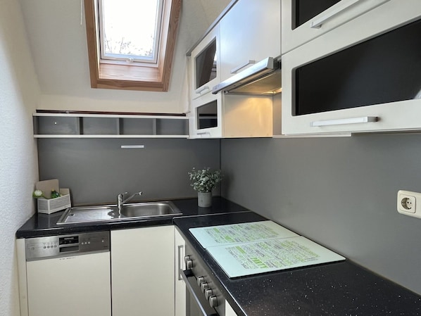 Cabinetry, Evier, Propriété, Bâtiment, Comptoir, Cuisinière, Fenêtre, Évier, Design Intérieur, Électroménager